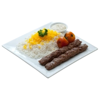 Heerlijk op zijn Perzisch gekruid gegrild lams/rundergehakt op spies geserveerd met geurige saffraanrijst, gegrilde tomaten en peper. 