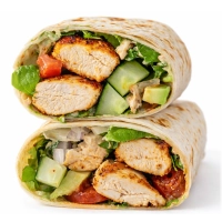 Malse stukjes kip gewikkeld in zacht platbrood met frisse salade en romige yoghurtsaus