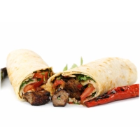 Malse stukjes gegrilde lams shish gewikkeld in vers platbrood aangevuld met salade en huisgemaakte knoflooksaus