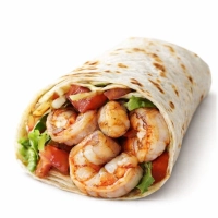 Verse garnalen, gemarineerd in een kruidige mix van knoflook, citroen en kruiden. Geserveerd in zacht platbrood met salade en pittige cocktailsaus